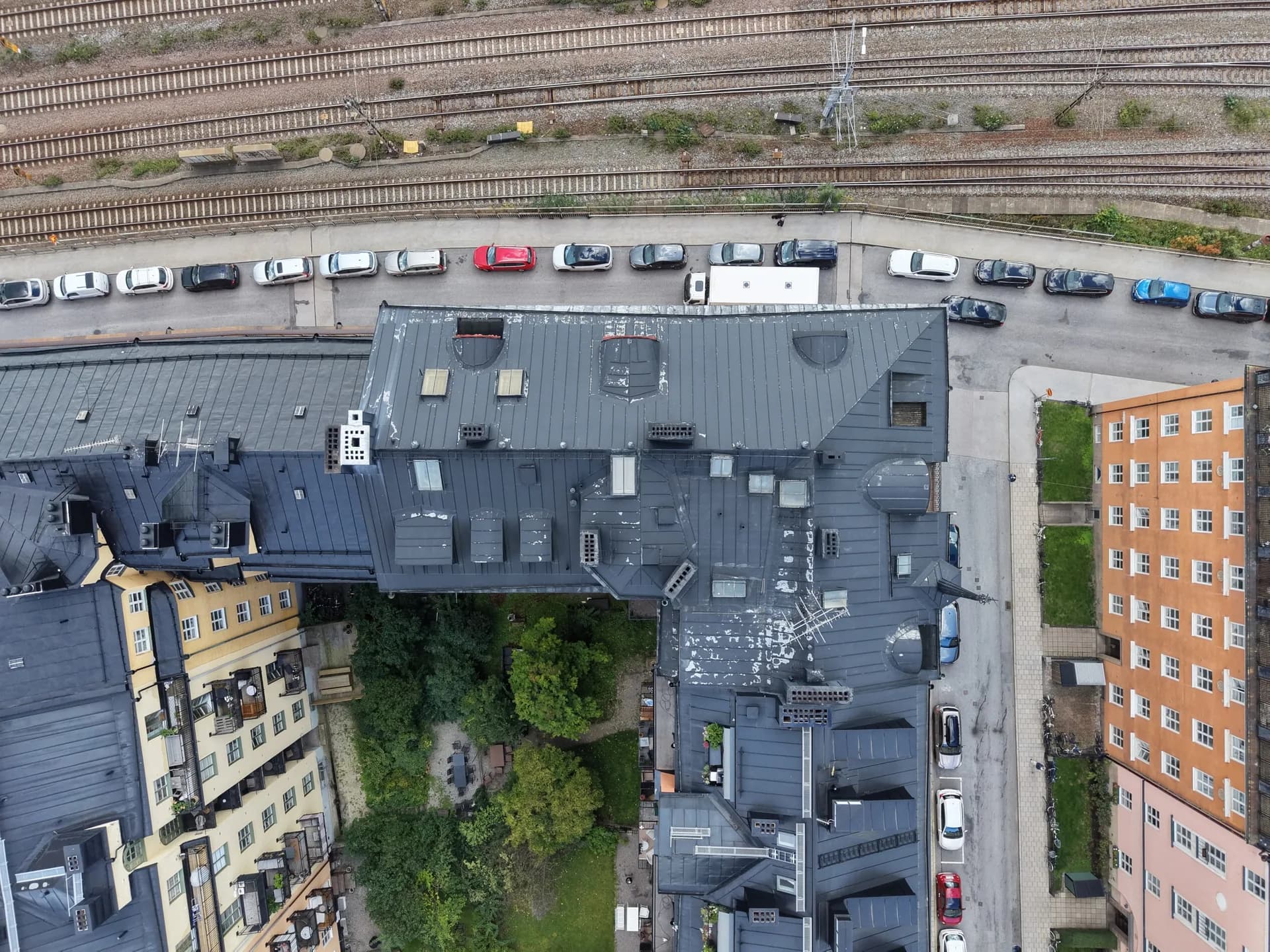 Ett kvarter fotograferat rakt ovanifrån med drönare