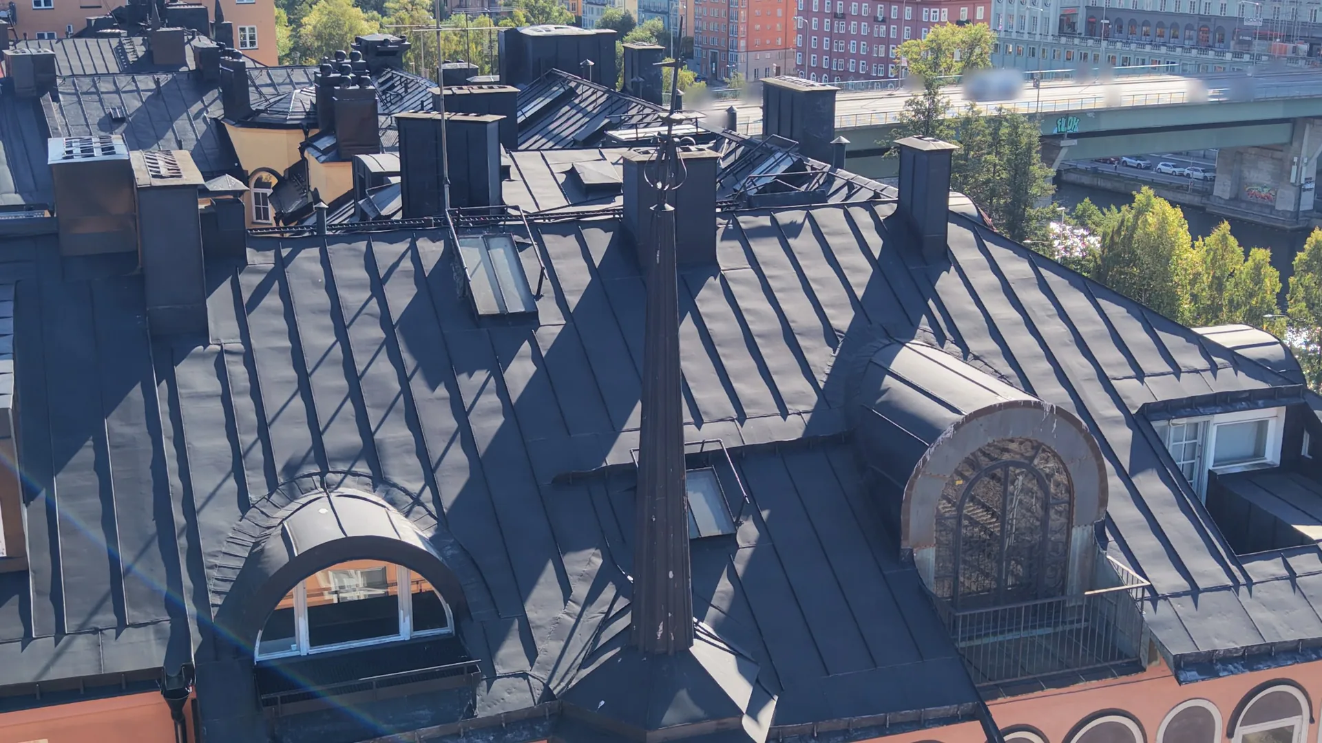 Tak med kupor och takterrass fotograferade från luften, med staden i bakgrunden