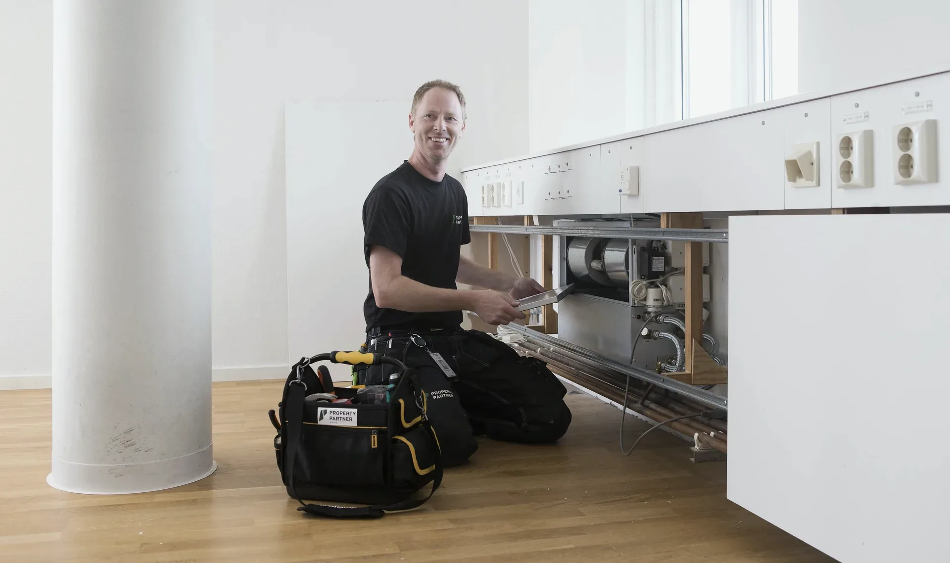 Fastighetstekniker utför service på plats
